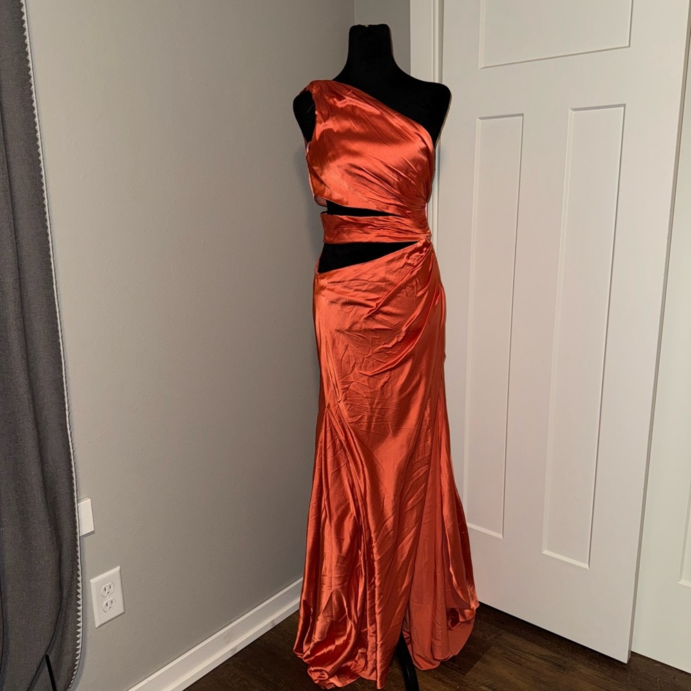 New | MAC DUGGAL
Orange Cut Out One Shoulder Satin Gown | 4 | 68485 - Picture 6 of 7